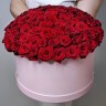 Красные розы в шляпной коробке с доставкой в Ессентуках