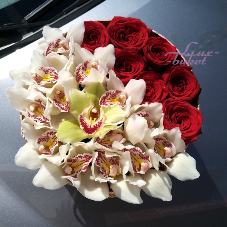 Крылья любви Розы и орхидеи в коробке с доставкой в Ессентуках