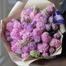 Букет гиацинтов с фиолетовыми тюльпанами с доставкой в Ессентуках