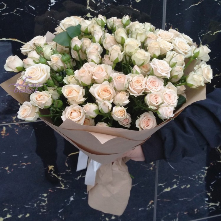 Прелесть Букет кремовых кустовых роз с доставкой в Ессентуках