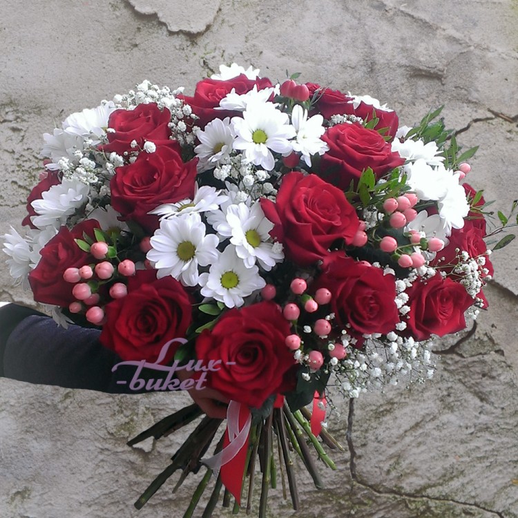 Яркий букет из красных роз и ромашковых хризантем  с доставкой в Ессентуках