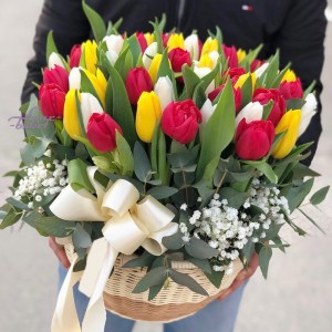 Яркий праздник Корзина с тюльпанами