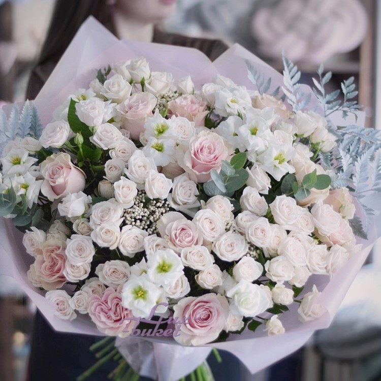 Улыбка любимой Большой букет кремовых роз с доставкой в Ессентуках