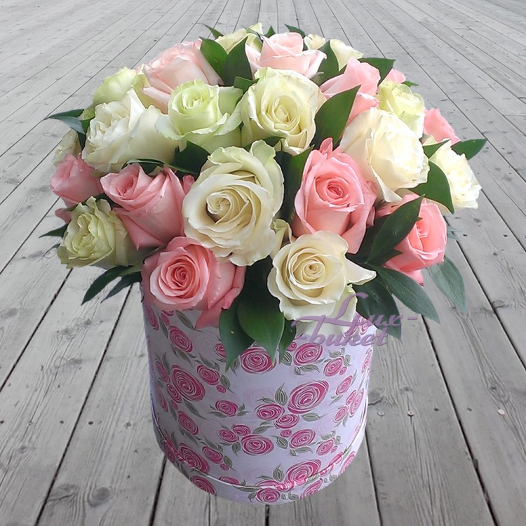 Цветы на счастье Большая коробка крупных роз с доставкой в Ессентуках
