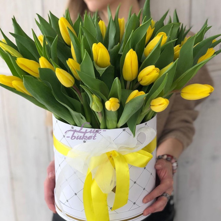 Весеннее солнце Тюльпаны в коробке с доставкой в Ессентуках