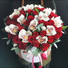 Влюбленность Розы и орхидеи в шляпной коробке с доставкой в Ессентуках
