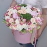 Шляпная коробка с розами и хлопком с доставкой в Ессентуках