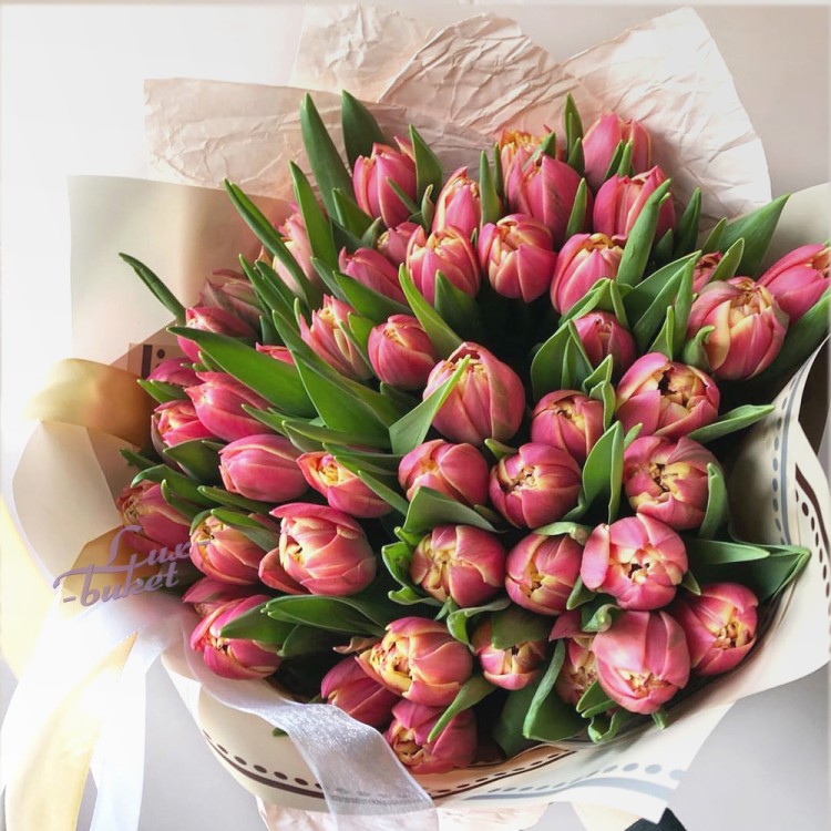 Фаворит Букет розовых пионовидных тюльпанов с доставкой в Ессентуках