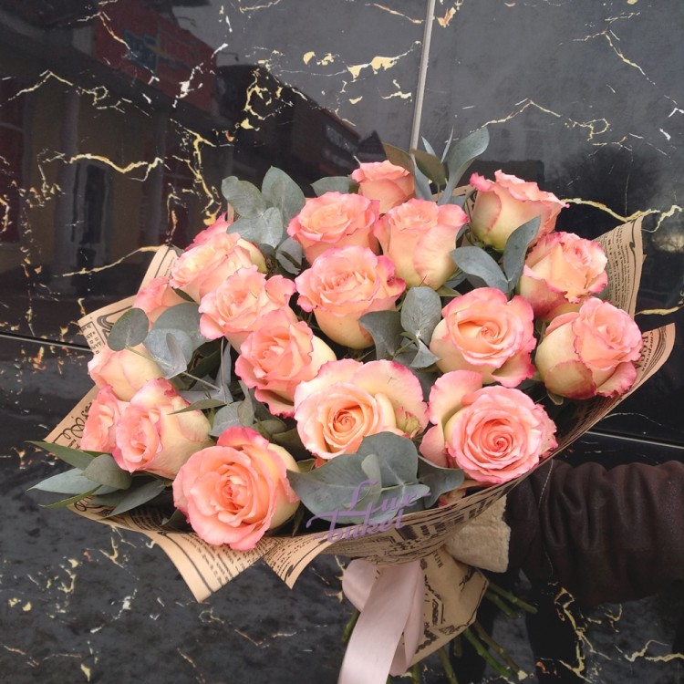 Букет из роз с эвкалиптом Свет зари с доставкой в Ессентуках