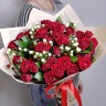 Букет красных кустовых роз Love с доставкой в Ессентуках