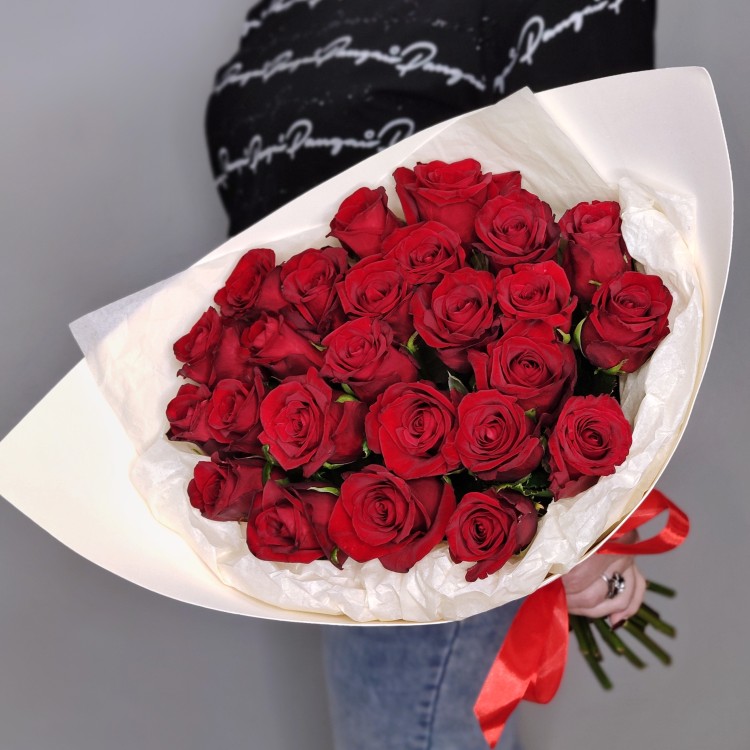 Букет 25 красных роз с доставкой в Ессентуках