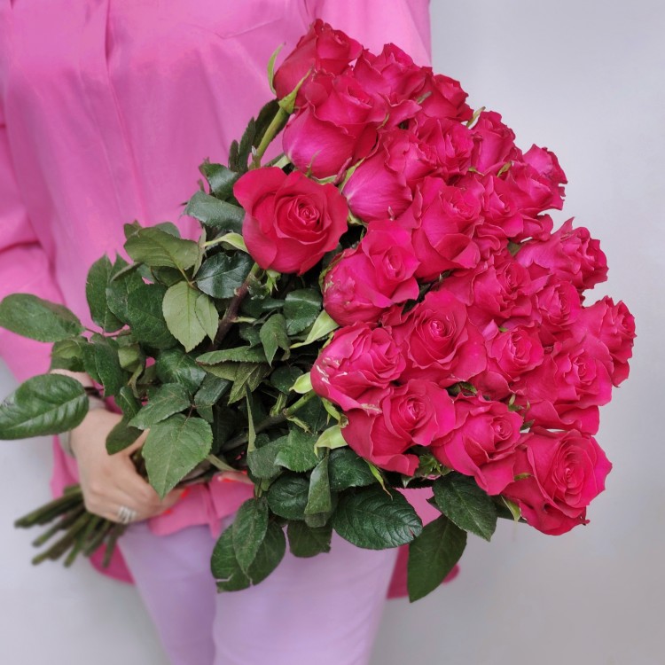 Букет 25 розовых роз премиум с доставкой в Ессентуках