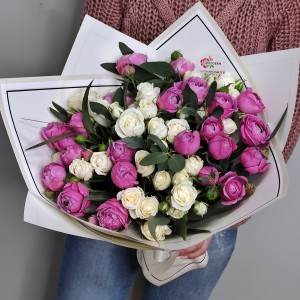Чувственный букет из розовых пионовидных и белых кустовых роз с эвкалиптом