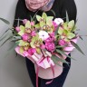 Коробочка с орхидеями и пионовидными розами Аврора с доставкой в Ессентуках