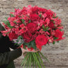 Красный букет из роз и альстромерий Алая заря с доставкой в Ессентуках