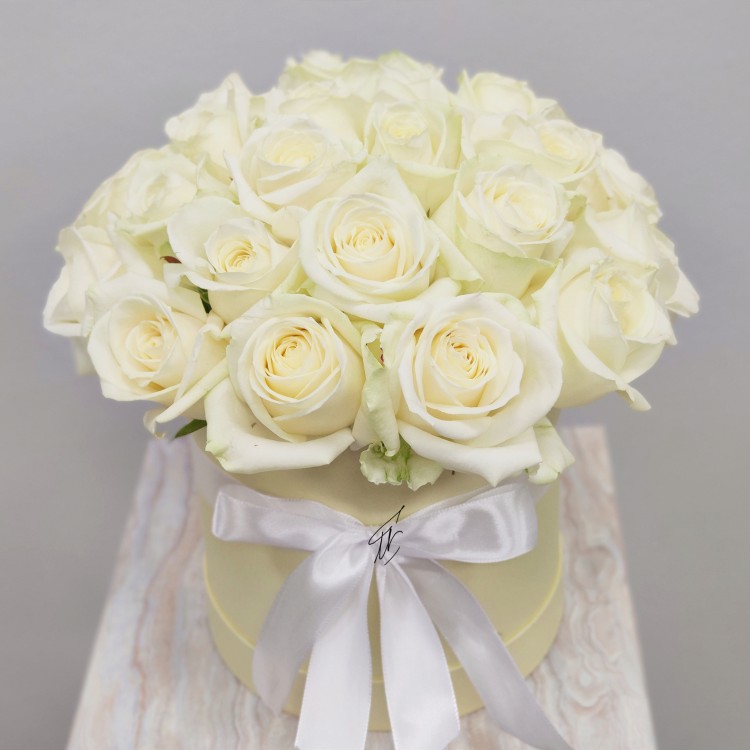 25 белых роз в шляпной коробке с доставкой в Ессентуках