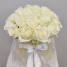 25 белых роз в шляпной коробке с доставкой в Ессентуках