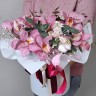 Орхидеи и хлопок в шляпной коробке с доставкой в Ессентуках