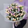 ЛиЛу Фиолетовые тюльпаны и кремовые розы с доставкой в Ессентуках